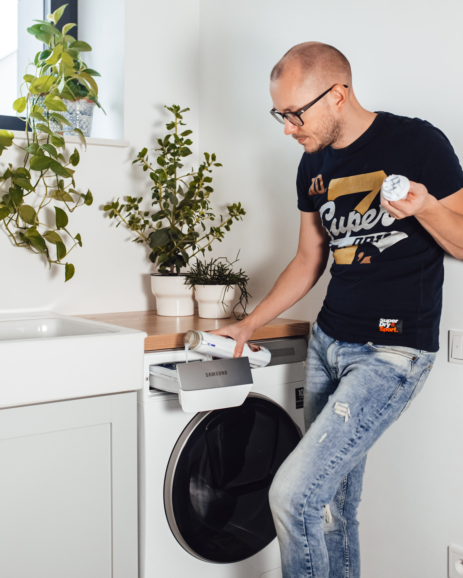 Inteligentna pralka Samsung EcoBubble WW90T986ASH/S6 sama dobiera ilość detergentu i wody w zależności od wagi i zabrudzenia prania, więc wlewając więcej detergentu zostaje on na kolejne pranie