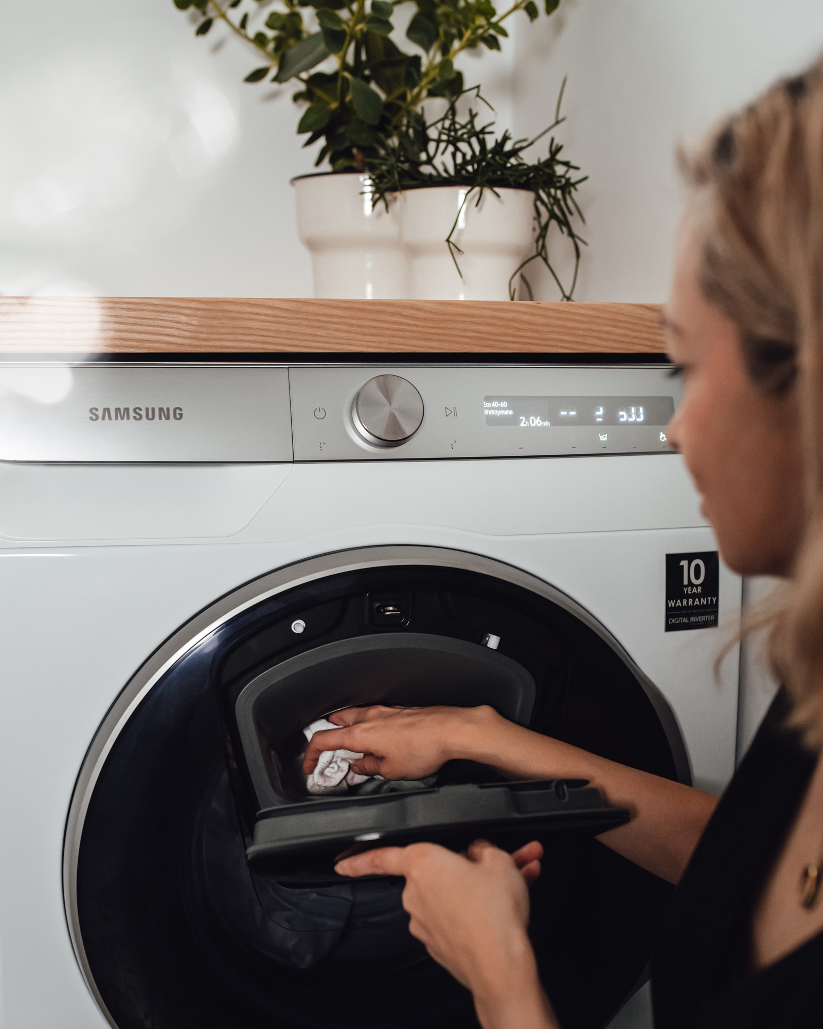 Drzwiczki AddWash w pralkach Samsung pozwalają na dodanie dodatkowego detergentu lub ubrania na samo płukanie już w trakcie trwania cyklu prania