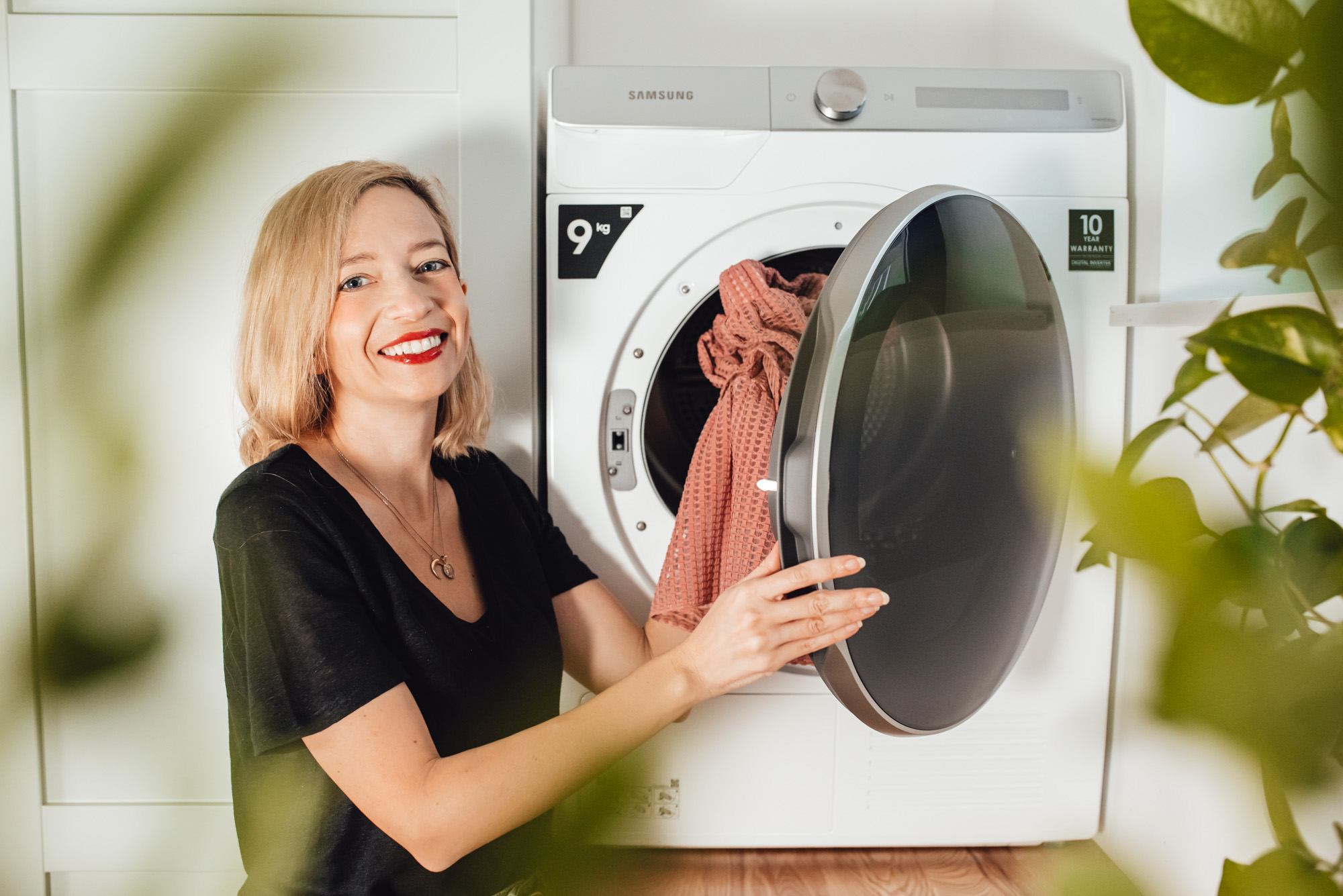 Inteligentna suszarka Samsung DV90T8240SH/S6 pozwala nam na oszczędność czasu i miejsca w mieszkaniu, ułatwiając obowiązki domowe