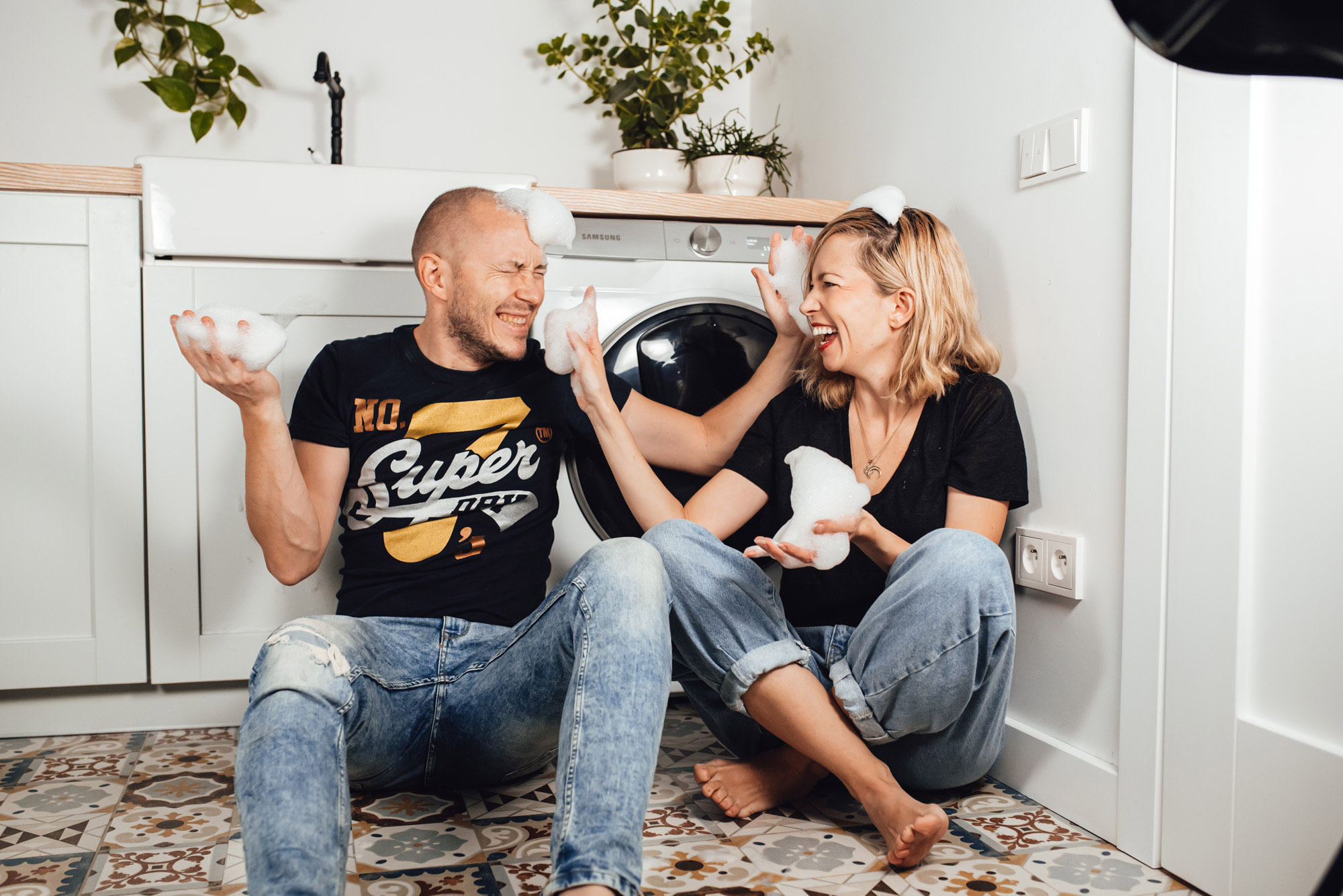 obowiązki domowe są łatwiejsze, od kiedy pomagają nam inteligentne urządzenia domowe: pralka i suszarka do ubrań Samsung